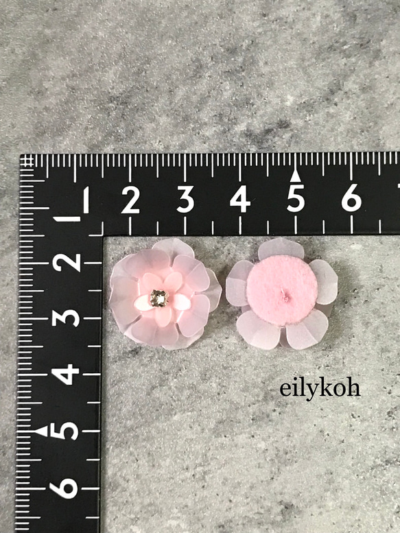 M41 クリアライトピンクスパンコールのフラワーカボション　3D 20mm 薄ピンク 貼り付けワッペン 4枚目の画像