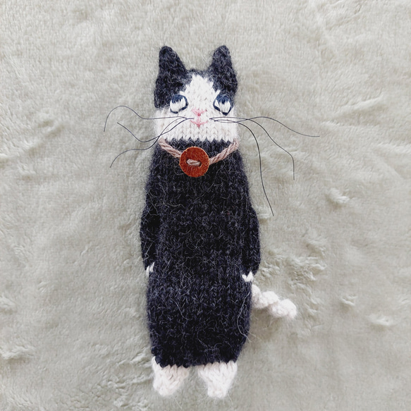 棒針編みのあみぐるみ　(ハチワレ黒白猫) 2枚目の画像