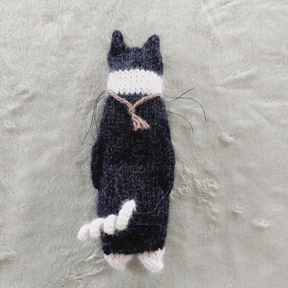 棒針編みのあみぐるみ　(ハチワレ黒白猫) 3枚目の画像