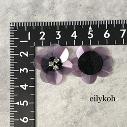 M67 クリアパープルのスパンコールフラワーカボション　花モチーフ　貼り付けワッペン 4枚目の画像
