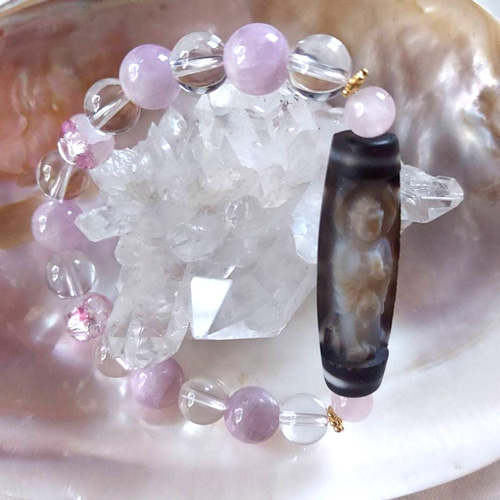 神秘的で珍しい手彫り観音彫り一眼天地天珠さんの ブレスレット