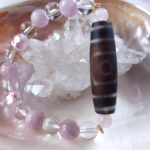 神秘的で珍しい手彫り観音彫り一眼天地天珠さんの ブレスレット