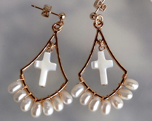 白蝶貝の十字架と淡水パールのひし形ピアス ピアス（スタッド・一粒