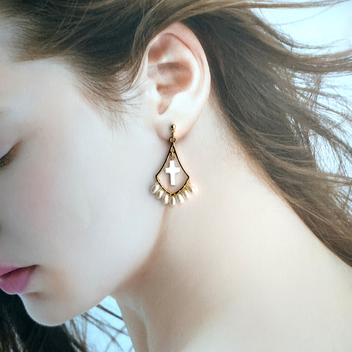 白蝶貝の十字架と淡水パールのひし形ピアス ピアス（スタッド・一粒