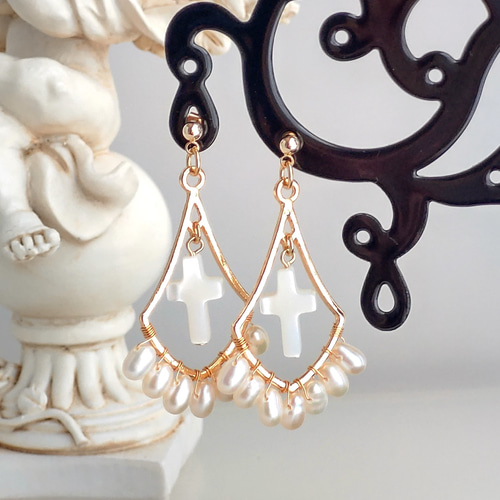 白蝶貝の十字架と淡水パールのひし形ピアス ピアス（スタッド・一粒