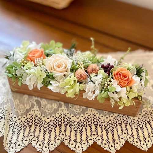 木箱のフラワーアレンジメント プリザーブドフラワー Atelier kaori