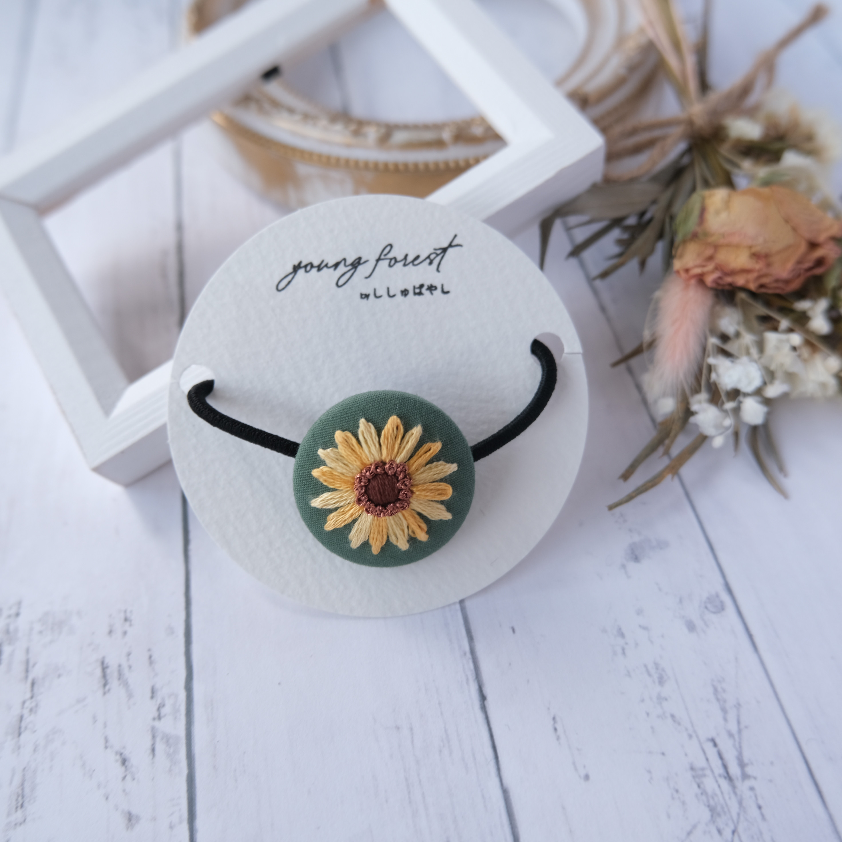 エメラルドグリーンハイビスカス☆手刺繍☆2.7センチくるみボタンヘアゴム2点 エメラルドグリーンハイビスカス☆手刺繍☆2.7センチくるみボタン