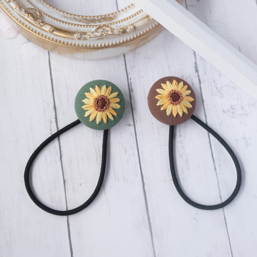 ひまわり刺繍☆2.7センチくるみボタンヘアゴム2点 ひまわり刺繍のくるみボタンで作ったヘアゴム（モスグリーン