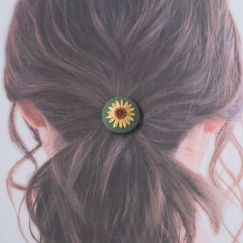 ひまわり刺繍のくるみボタンで作ったヘアゴム（モスグリーン