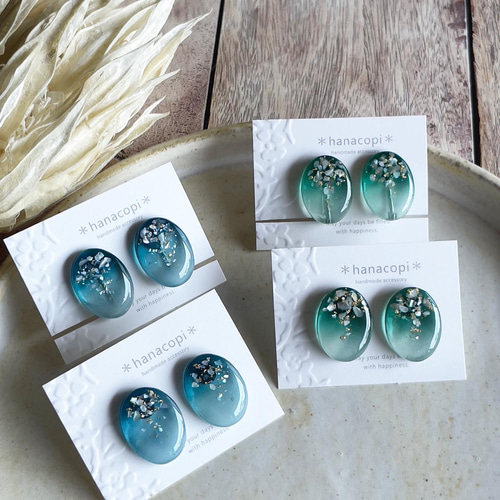 うる艶レジン（ブルー）のグラデーションピアス＊ ピアス（スタッド  