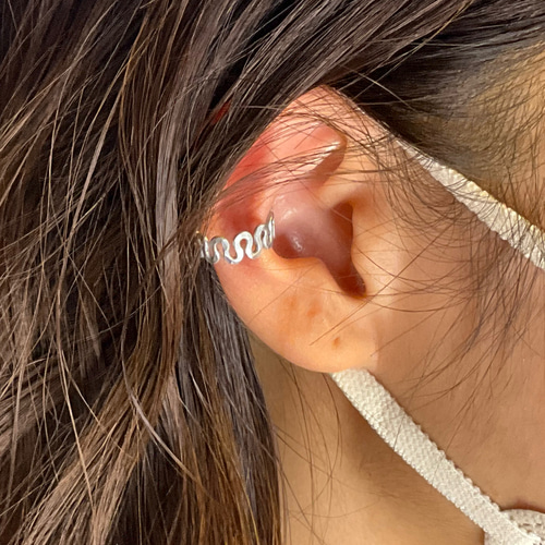 初めての方でも安心！耳の形に自由に合わせて使う！波デザインの槌目の