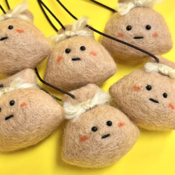 もち巾着のストラップ】 羊毛フェルト キーホルダー チャーム 傘