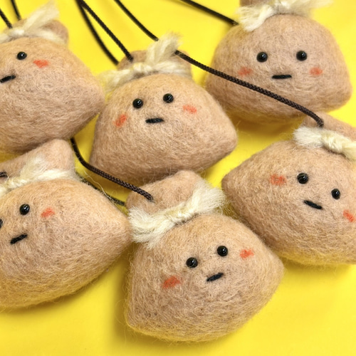 もち巾着のストラップ】 羊毛フェルト キーホルダー チャーム 傘