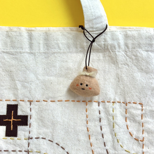 もち巾着のストラップ】 羊毛フェルト キーホルダー チャーム 傘