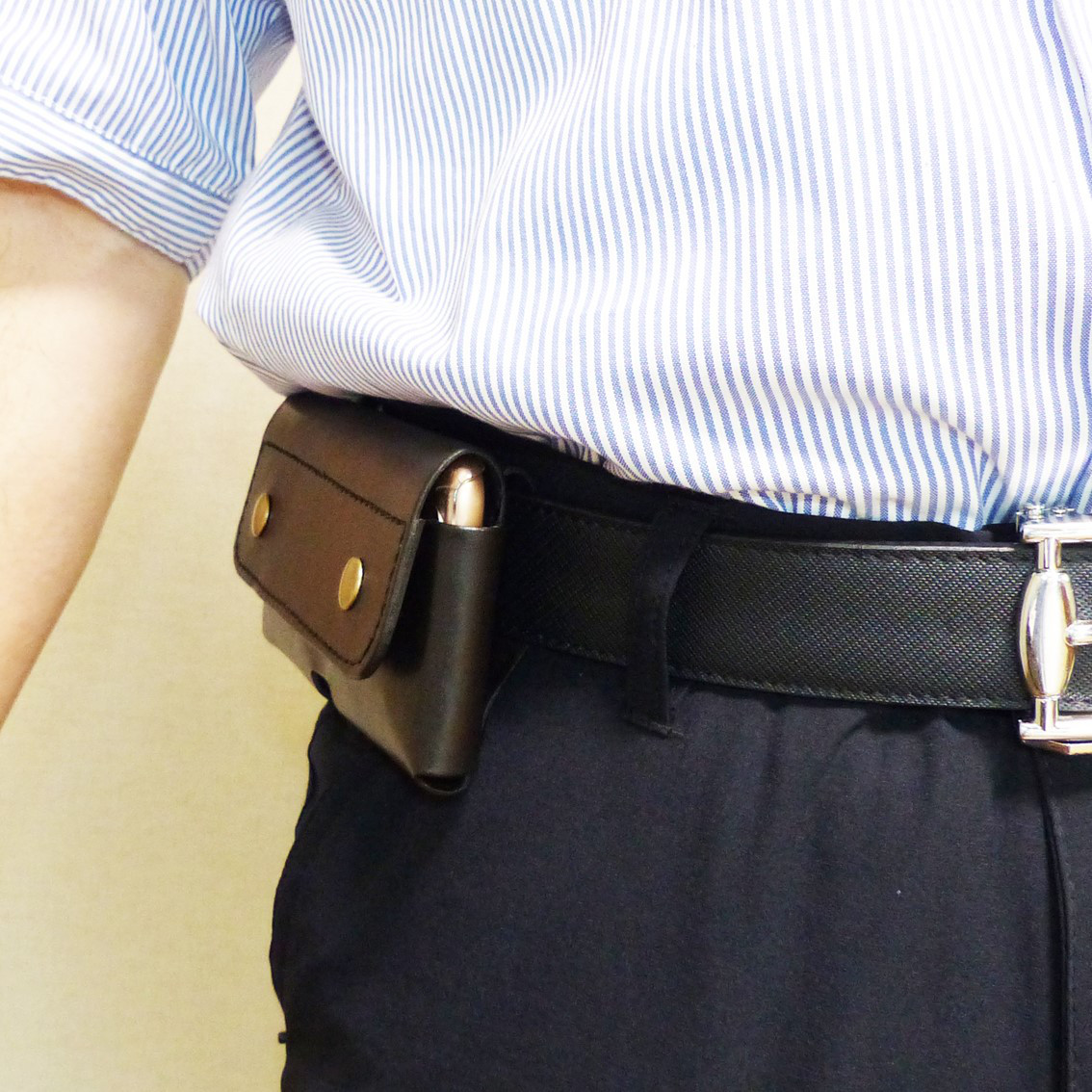 牛革製スマホホルスター　ベルトに装着するスマホホルスター。オーダーメイドですべてのスマホに対応。