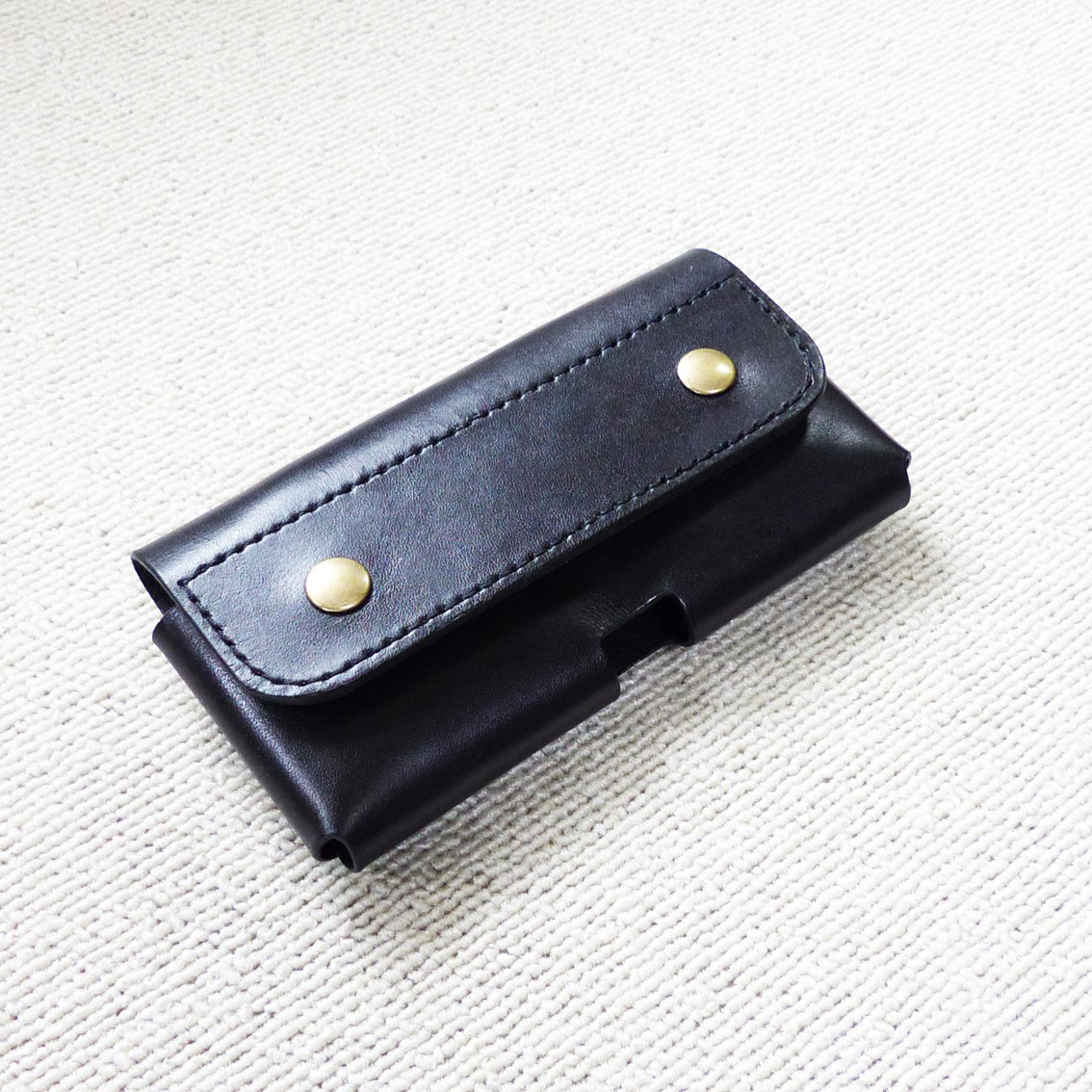 牛革製スマホホルスター　ベルトに装着するスマホホルスター。オーダーメイドですべてのスマホに対応。