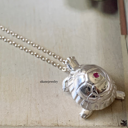 リクガメとルビーのネックレス 1枚目の画像