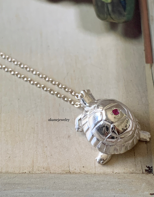 リクガメとルビーのネックレス 1枚目の画像