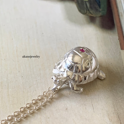 リクガメとルビーのネックレス 5枚目の画像