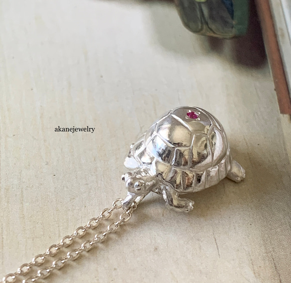 リクガメとルビーのネックレス 5枚目の画像