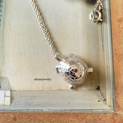 リクガメとルビーのネックレス 7枚目の画像