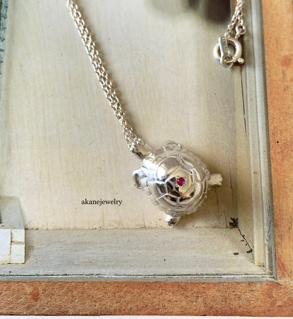 リクガメとルビーのネックレス 7枚目の画像