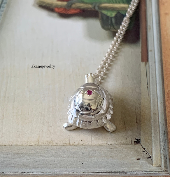 リクガメとルビーのネックレス 2枚目の画像