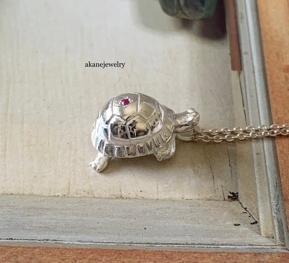 リクガメとルビーのネックレス 3枚目の画像