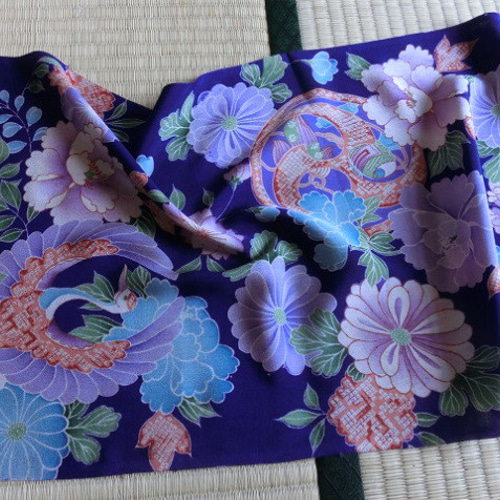 古布＊正絹錦紗縮緬＊紫地に鶴・お宝・花々＊35x130cm＊はぎれ
