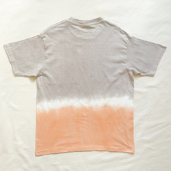 送料無料ナチュラルな "Tropical Time" 優しく淡い紫とオレンジに泥染したオーガニックコットンTシャツ 3枚目の画像