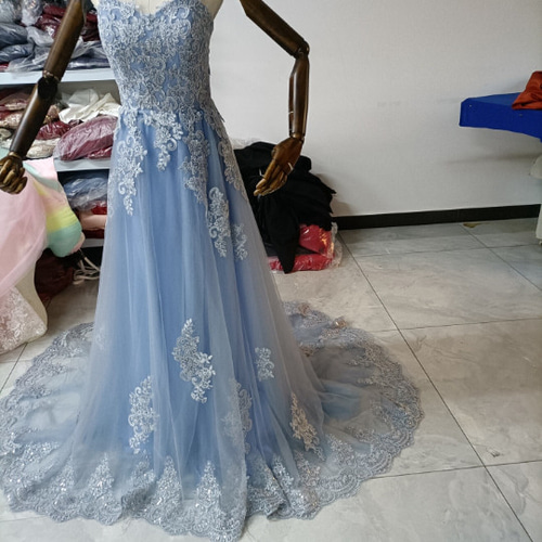 カラードレス 爽やかで優しいブルー 切り込ん ベアトップ キラキラ  