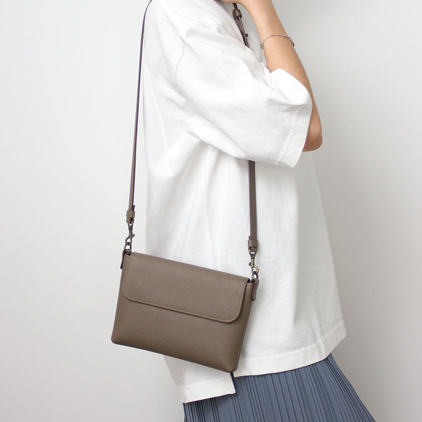 [送料無料]<高級イタリアンシュリンクレザー>使い勝手抜群のお洒落な上質レザーミニポシェット