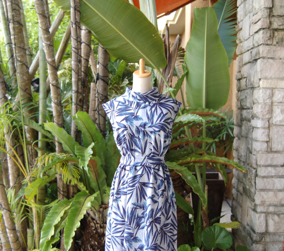 植物藍色陰影剪影葉卷色長款度假村魚尾連衣裙 第15張的照片