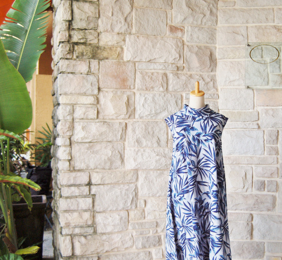 植物藍色陰影剪影葉卷色長款度假村魚尾連衣裙 第1張的照片