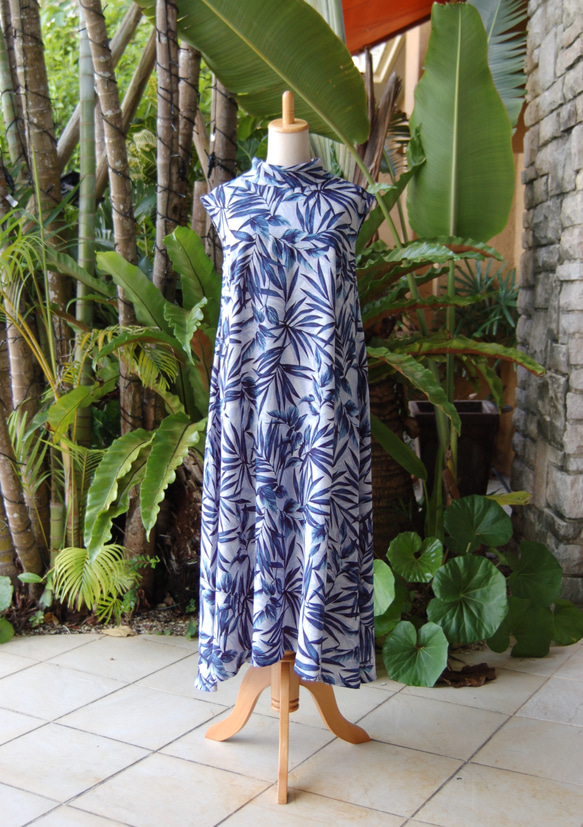 植物藍色陰影剪影葉卷色長款度假村魚尾連衣裙 第13張的照片