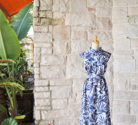 植物藍色陰影剪影葉卷色長款度假村魚尾連衣裙 第11張的照片