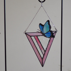「ステンドグラスの青い蝶のサンキャッチャー／ピンク・緑・黄色」　幸せを運ぶ　ステンドグラス　パネル　オブジェ 14枚目の画像
