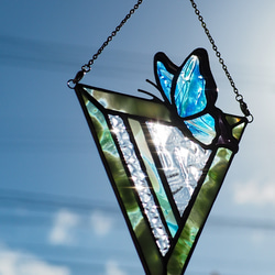 「ステンドグラスの青い蝶のサンキャッチャー／ピンク・緑・黄色」　幸せを運ぶ　ステンドグラス　パネル　オブジェ 7枚目の画像