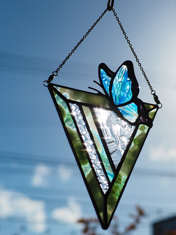 「ステンドグラスの青い蝶のサンキャッチャー／ピンク・緑・黄色」　幸せを運ぶ　ステンドグラス　パネル　オブジェ 7枚目の画像