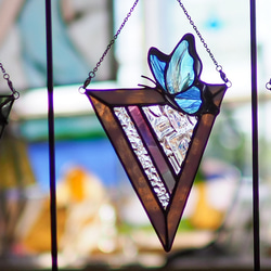 「ステンドグラスの青い蝶のサンキャッチャー／ピンク・緑・黄色」　幸せを運ぶ　ステンドグラス　パネル　オブジェ 13枚目の画像
