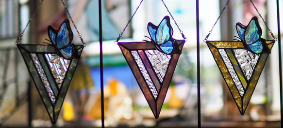 「ステンドグラスの青い蝶のサンキャッチャー／ピンク・緑・黄色」　幸せを運ぶ　ステンドグラス　パネル　オブジェ 13枚目の画像