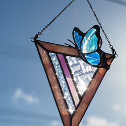 「ステンドグラスの青い蝶のサンキャッチャー／ピンク・緑・黄色」　幸せを運ぶ　ステンドグラス　パネル　オブジェ 8枚目の画像