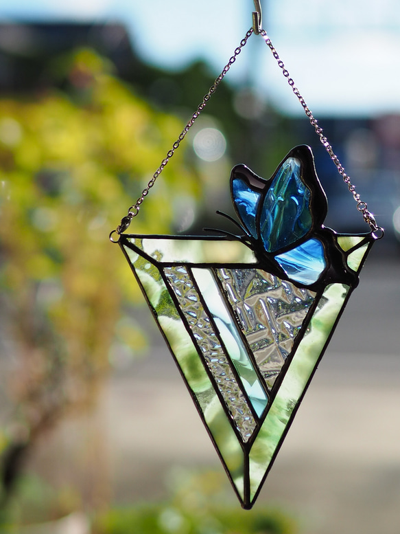 「ステンドグラスの青い蝶のサンキャッチャー／ピンク・緑・黄色」　幸せを運ぶ　ステンドグラス　パネル　オブジェ 1枚目の画像