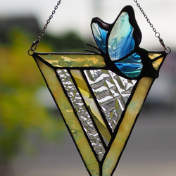 「ステンドグラスの青い蝶のサンキャッチャー／ピンク・緑・黄色」　幸せを運ぶ　ステンドグラス　パネル　オブジェ 3枚目の画像