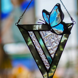 「ステンドグラスの青い蝶のサンキャッチャー／ピンク・緑・黄色」　幸せを運ぶ　ステンドグラス　パネル　オブジェ 4枚目の画像