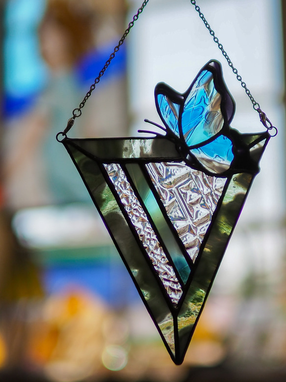「ステンドグラスの青い蝶のサンキャッチャー／ピンク・緑・黄色」　幸せを運ぶ　ステンドグラス　パネル　オブジェ 4枚目の画像