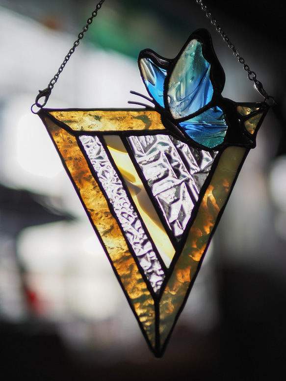 「ステンドグラスの青い蝶のサンキャッチャー／ピンク・緑・黄色」　幸せを運ぶ　ステンドグラス　パネル　オブジェ 6枚目の画像
