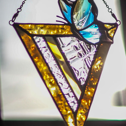 「ステンドグラスの青い蝶のサンキャッチャー／ピンク・緑・黄色」　幸せを運ぶ　ステンドグラス　パネル　オブジェ 9枚目の画像