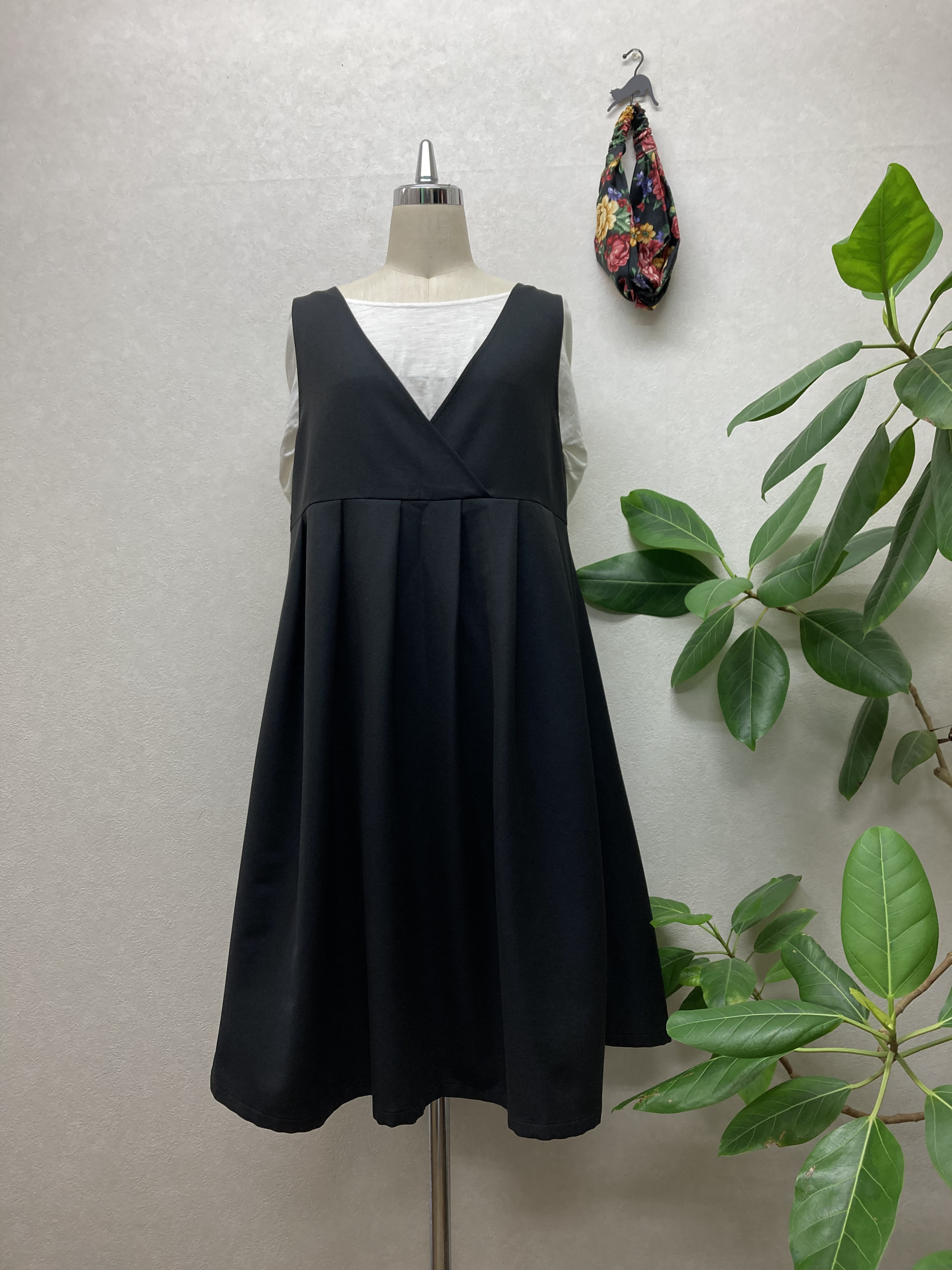 前後着用出来る♪タック＆カシュクールのジャンバースカート＊ストレッチブラック＊インポート生地 10,804円