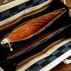 黒地に亀甲模様と鶴の金襴織物で和風長財布 3枚目の画像